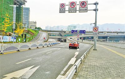 12月18日，本報記者駕車經(jīng)過江北嘴千廝門大橋匝道附近道路和財信廣場旁支路體驗時，收音機(jī)里能聽到神秘的路況提示音。本報記者