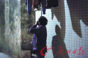 女姐在講述自己老伴幾年前在保姆的“照料”下去世的經(jīng)歷，神色悲傷。廣州日?qǐng)?bào)記者陳憂子