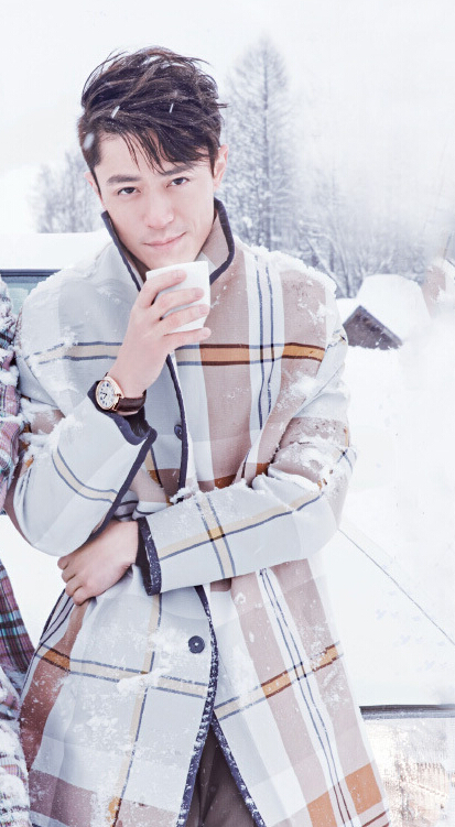 胡歌和霍建華為雜志拍攝了一組封面照，二人穿著同款風(fēng)衣，在白雪中端著咖啡，恩愛(ài)“虐狗”