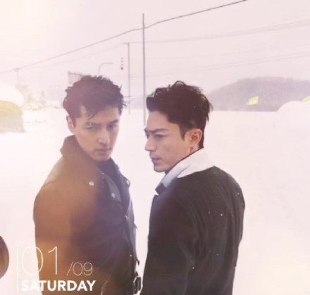 胡歌和霍建華為雜志拍攝了一組封面照，二人穿著同款風(fēng)衣，在白雪中端著咖啡，恩愛(ài)“虐狗”