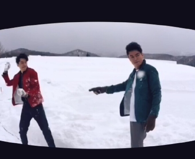 胡歌和霍建華為雜志拍攝了一組封面照，二人穿著同款風(fēng)衣，在白雪中端著咖啡，恩愛(ài)“虐狗”