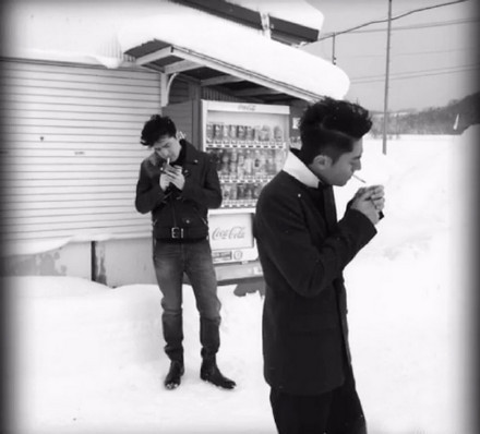 胡歌和霍建華為雜志拍攝了一組封面照，二人穿著同款風(fēng)衣，在白雪中端著咖啡，恩愛(ài)“虐狗”