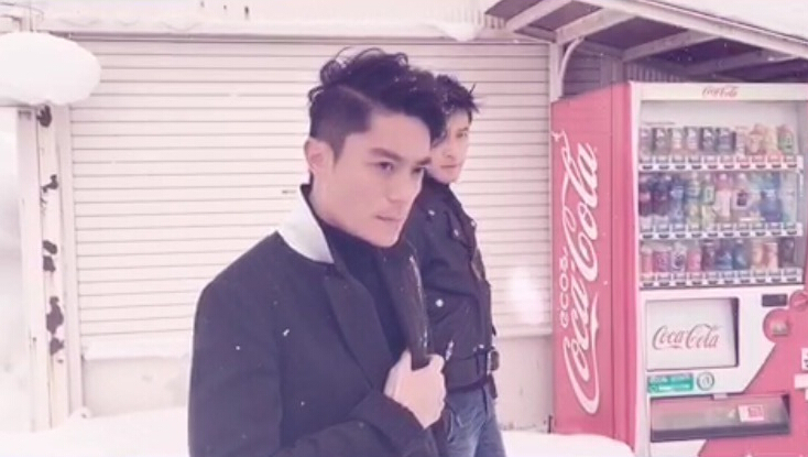 胡歌和霍建華為雜志拍攝了一組封面照，二人穿著同款風(fēng)衣，在白雪中端著咖啡，恩愛(ài)“虐狗”