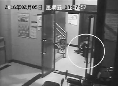 小區(qū)監(jiān)控視頻截圖，兩人一坐一跪竟聊了十多分鐘。