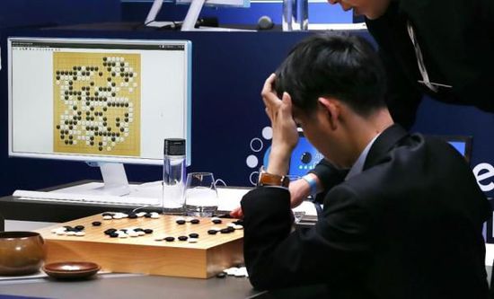 復(fù)盤階段李世石也在不停撓頭。