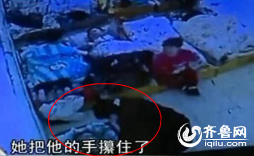 孩子午睡時候睜眼，老師攥住孩子的手，打臉。