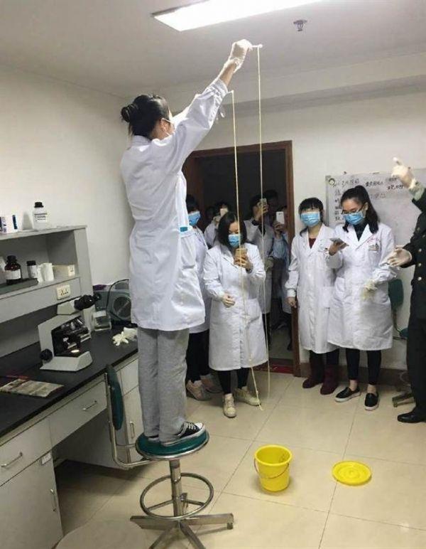 愛吃生肉惹的禍！男子體內(nèi)取出5米長寄生蟲(圖)