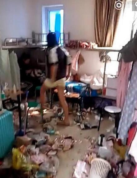 史上最臟女宿舍 網(wǎng)友表示為其終身大事操心:這能嫁出去?