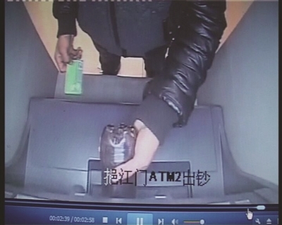 男子將可樂倒進(jìn)取款機(jī)。