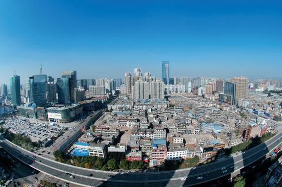 經(jīng)過(guò)4個(gè)多月的推進(jìn)，親賢社區(qū)的拆遷工作進(jìn)展緩慢，原定于2015年10月底完成的拆遷，在10月中旬時(shí)仍停留在對(duì)部分住戶進(jìn)行插花式拆除。(拍攝：2015年10月16日)