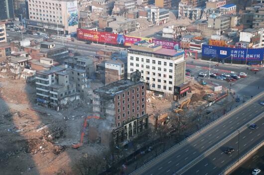 在“拆遷獎(jiǎng)勵(lì)”等一系列政策的激勵(lì)下，親賢社區(qū)的改造步伐明顯加快。2015年12月初，親賢社區(qū)簽訂拆遷協(xié)議 374份，簽約率達(dá)90%，西北片區(qū)實(shí)現(xiàn)了拆遷大突破。(拍攝：2015年12月20日)