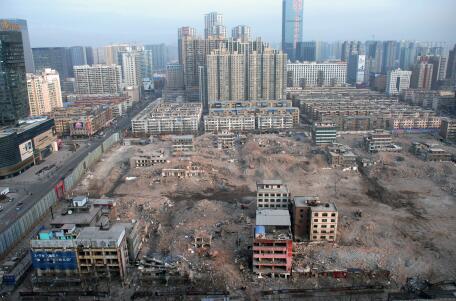 2016年元旦假期后的第一個(gè)工作日，記者從長(zhǎng)風(fēng)大街某高樓俯瞰正在拆遷中的親賢西北片區(qū)。經(jīng)過(guò)半年多推進(jìn)，這一片區(qū)只留下十余處建筑等待拆除。(拍攝：2016年1月4日)
