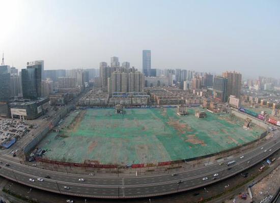 2016年4月，經(jīng)過(guò)持續(xù)攻堅(jiān)，親賢社區(qū)西北片區(qū)的拆遷工作基本告一段落，但在鋪設(shè)了防塵綠網(wǎng)的空地中，至今仍有3戶居民選擇了“堅(jiān)守”。(拍攝：2016年4月4日)