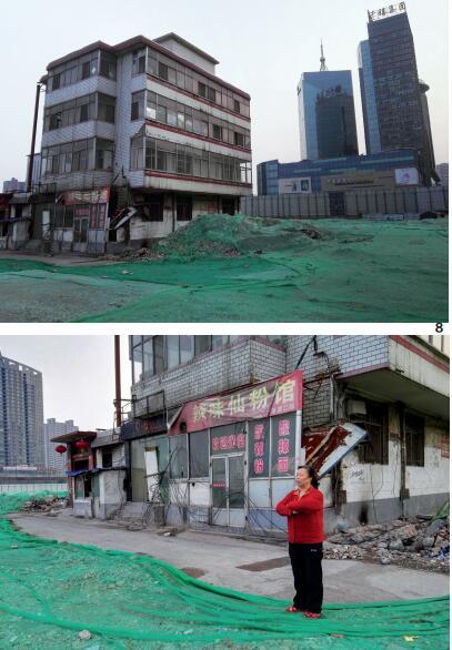 65歲的韓老太太是別人眼中的“釘子戶”，至今仍居住在斷水、斷電的老宅中。她的房產(chǎn)占地面積3分多，建有樓房4層，按照補(bǔ)償標(biāo)準(zhǔn)可以拿到400余萬(wàn)元補(bǔ)償，但她還是擔(dān)心以后的日子沒(méi)著落，稱要繼續(xù)堅(jiān)持下去。在她房子的右后側(cè)，是親賢社區(qū)旗下千禧集團(tuán)的豪華辦公樓。