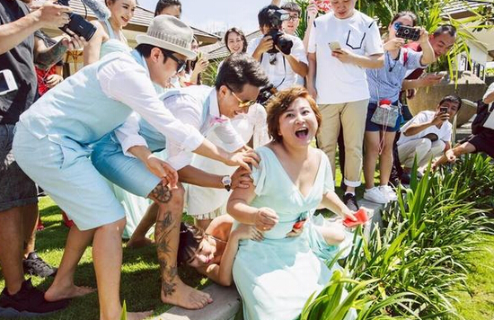 包貝爾婚禮時(shí)，賈玲和柳巖都出任伴娘