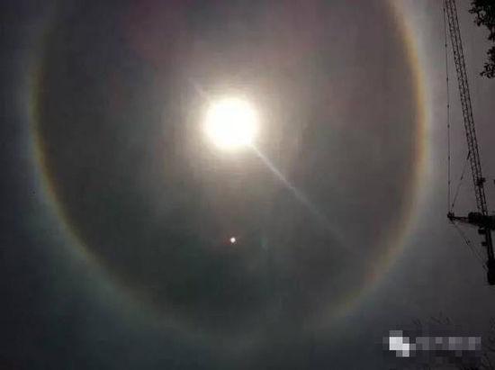 上?，F(xiàn)UFO 專家稱光圈是日暈亮點(diǎn)或是飛行器(圖)