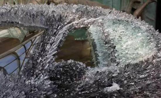 驚！車主用玻璃渣改裝瑪莎拉蒂