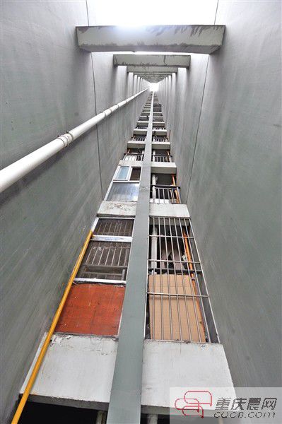 小孩就是從這幢樓的21樓墜下來的。