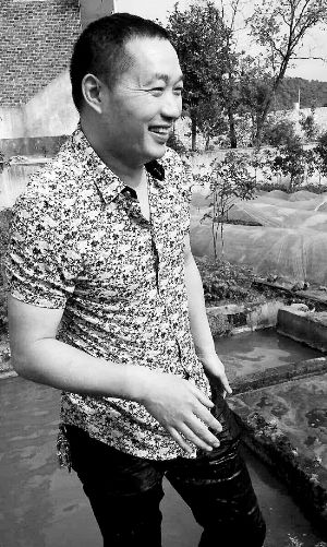 救出小孩上后，楊文利一身糞水。