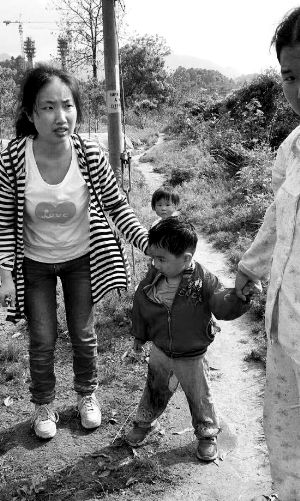獲救小孩及其母親段曉霞。