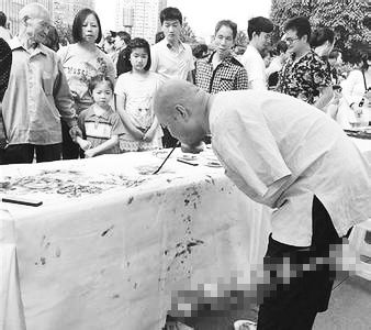 黃國富在作畫。資料照片