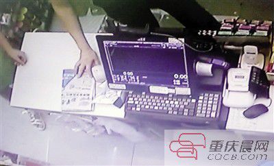 超市女店員被陌生男強塞6000元