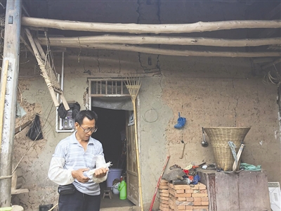 徐某父親說起兒子偷渡的事情，有些難以開口。