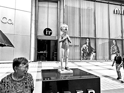 王府井in88購(gòu)物中心西側(cè)，“小男孩”下半身衣不遮體