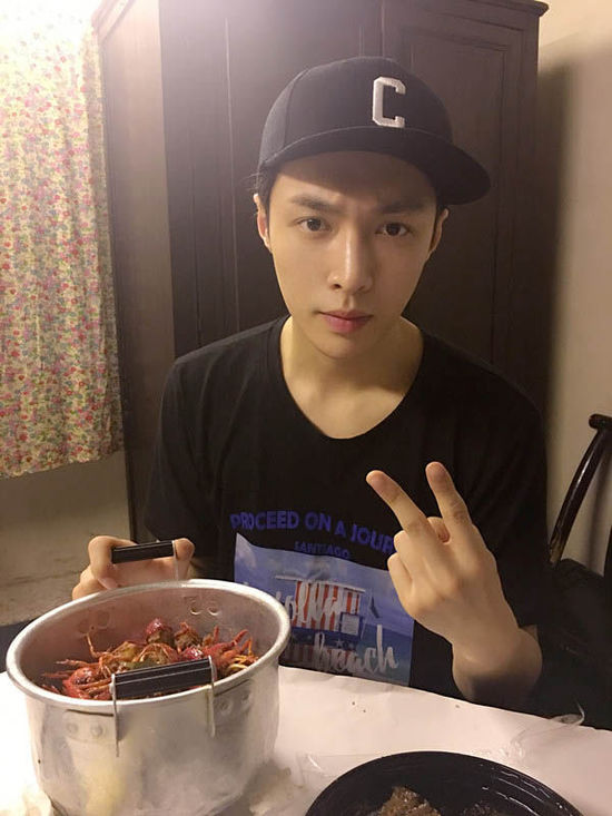 二爺加餐！張藝興告別清湯白面吃小龍蝦