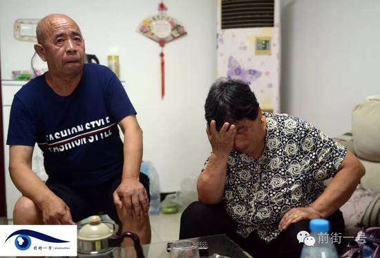 李亞榮的公婆談及李亞榮時(shí)淚流不止。