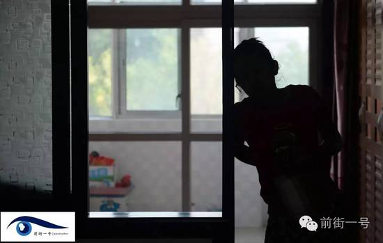 小金扶腰站在家中。