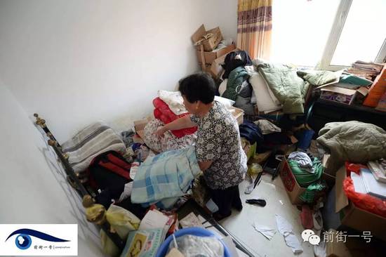 李亞榮的婆婆在收拾房間。