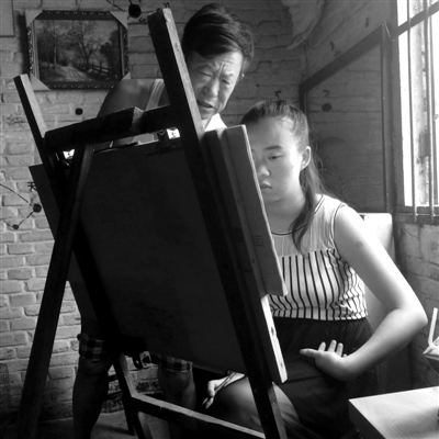 　女兒畫畫，父親在一旁指導(dǎo)