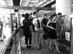 南京地鐵新街口站，大多數(shù)市民自覺配合安檢