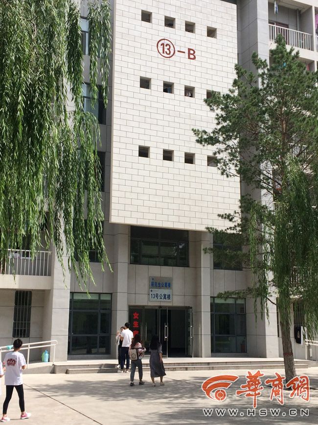 8月30日，榆林學(xué)院有學(xué)生發(fā)微博對女生宿舍樓住進(jìn)男生提出質(zhì)疑。9月3日，學(xué)校宣傳部門回應(yīng)，女生宿舍樓里確實(shí)住著3名男研究生，但該樓的格局是套間，跟單元房一樣是獨(dú)立的，大學(xué)應(yīng)有包容的精神。