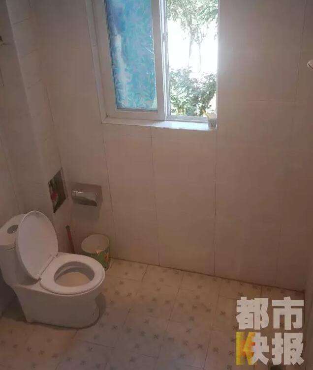 西安市戶縣草堂鎮(zhèn)的李家?guī)r村，有多戶人家經(jīng)營著農(nóng)家樂，但昨晚發(fā)生的這件事情打破了這里的寧靜。村民：“縣上的、鎮(zhèn)上的警察，還有村干部好多人在那兒，說是女的在衛(wèi)生間生產(chǎn)，把娃從窗子扔下來?！鞭r(nóng)家樂員工：“(聽說)直接從二樓扔下來了，呀，太殘忍了。”昨晚的事，很多人今早才聽說，震驚之余更感到惋惜。記者今天在高冠西五巷口找到了大家所說的農(nóng)家樂，一夜過去了，作為和那名女顧客有過交集的老板娘，心情仍然很沉重。