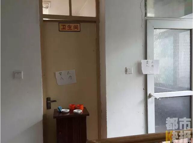 當(dāng)馮女士走出大門，繞到院子的側(cè)面時，衛(wèi)生間窗戶下方草叢中的一幕，讓她驚出了一身冷汗。農(nóng)家樂老板娘馮女士：“就是孩子，旁邊帶著胎盤。”昨晚十一點半事發(fā)后，馮女士報了警，很不幸，男嬰已經(jīng)死亡。涉及的兩個房間，暫時被封鎖，里面已經(jīng)清理干凈。隨后記者也從轄區(qū)草堂派出所了解到，這兩男一女三人是朋友關(guān)系，女子的年齡大概是二十二三歲。該女子事發(fā)后被送往醫(yī)院，同行的兩名男子當(dāng)時被警方帶去派出所接受了筆錄調(diào)查后，已經(jīng)離開了派出所。