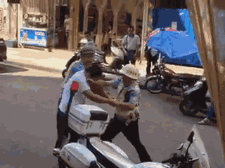 嫌疑男子涉嫌無(wú)證駕駛摩托車，且車輛違規(guī)加裝遮陽(yáng)傘并在行駛時(shí)不戴安全頭盔，辱罵毆打執(zhí)法交警。 本文圖片均來自 廣西梧州在線警務(wù)