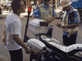 廣西梧州一男子騎車違法加裝遮陽(yáng)傘，辱罵腳踹執(zhí)法交警被拘