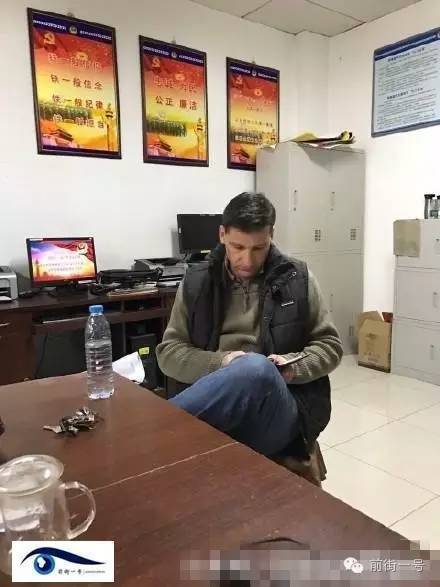 該外籍男子在派出所接受詢問。（網(wǎng)友供圖）