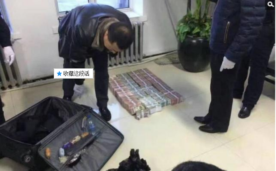 京華時(shí)報(bào)訊昨天凌晨1點(diǎn)左右，黑龍江省密山市一銀行金庫(kù)發(fā)生搶劫案。一名身穿迷彩服男子準(zhǔn)備劫取現(xiàn)金時(shí)被發(fā)現(xiàn)，致一名金庫(kù)值守人員死亡，隨后棄款而逃。目前，該男子尚未歸案，案件正在全力偵辦中。