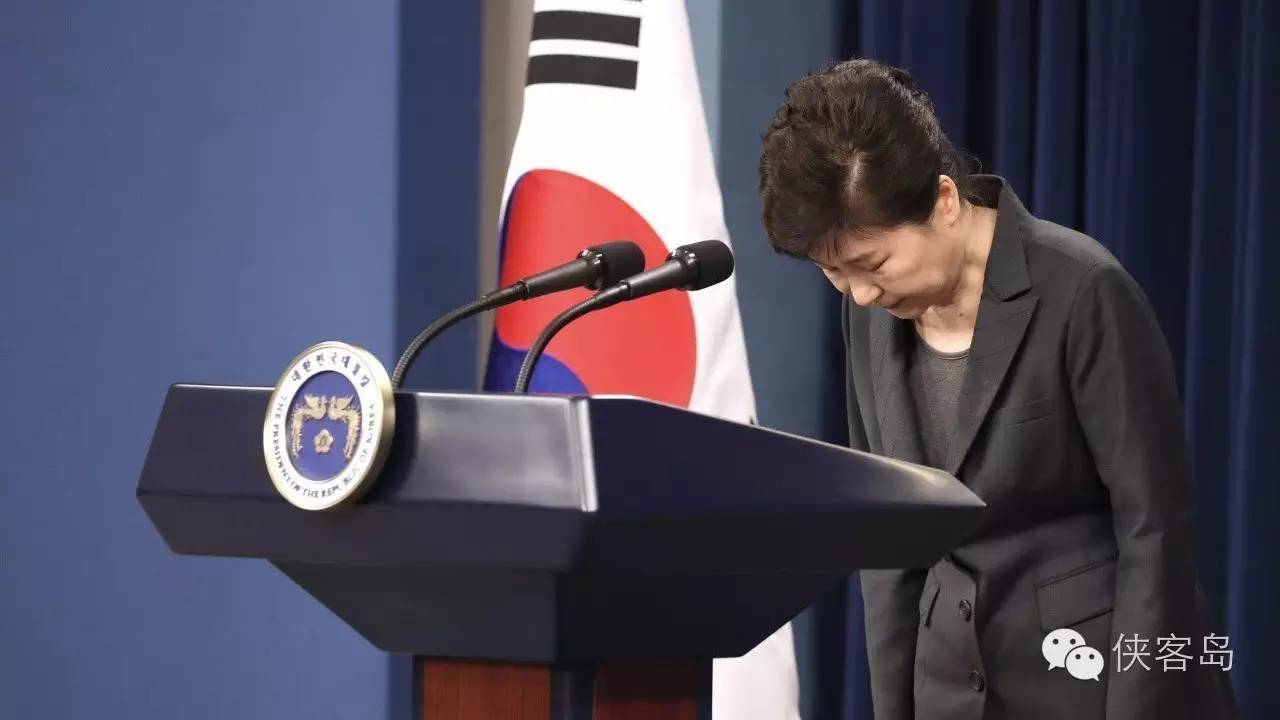 “任憑風(fēng)吹浪打，我自巋然不動”，樸槿惠對于這句詩應(yīng)該是心有戚戚焉。