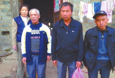 已被判死緩、在獄中服刑的4個村民的家人一直在為兒子喊冤。圖片來自網(wǎng)絡