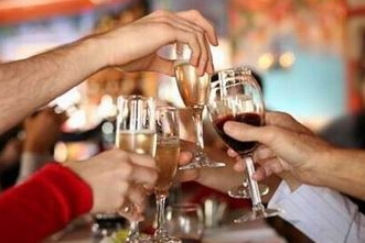 男子拼酒憋爆食管 你還敢這樣喝酒嗎？(組圖)