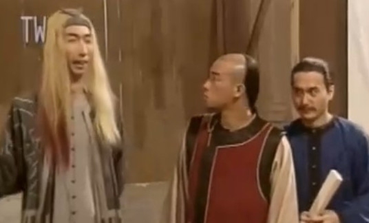 “瘦頭陀”當(dāng)爺爺 稱孫子?jì)尚](méi)遺傳身高