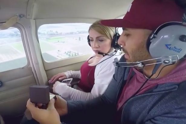 男子直升機(jī)上求婚 突然暈機(jī)嘔吐笑翻眾人 男子直升機(jī)上求婚 突然暈機(jī)嘔吐笑翻眾人