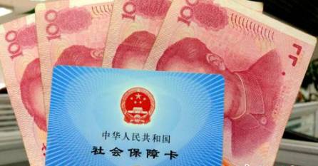 從今年1月1日開始，原有的失業(yè)保險費率是1.5%的有22個省份，包括新疆生產(chǎn)建設(shè)兵團，可以在確保失業(yè)保險金按時足額發(fā)放、穩(wěn)崗補貼順利實施的基礎(chǔ)上，可以降低0.5個百分點。個人的費率不超過單位的費率。