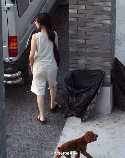 范冰冰穿睡衣遛狗 被指披個"麻袋"也很美 范冰冰穿睡衣遛狗 被指披個"麻袋"也很美
