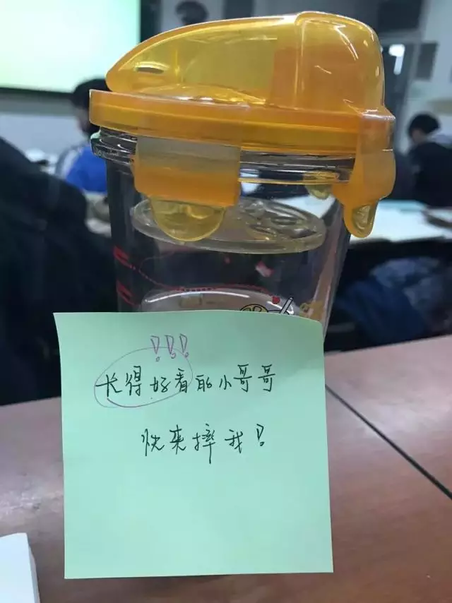 2017年度偶像劇!妹子摔了個玻璃杯 全國網友羨慕