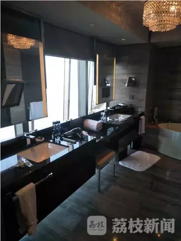 何女士表示無意中看到淋浴間外側(cè)的玻璃映射出幾個人影。